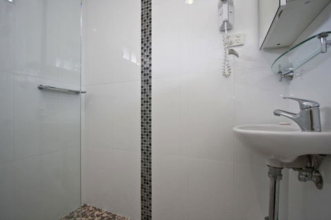 Jesmond Executive Villas - Accommodation Main Beach 11