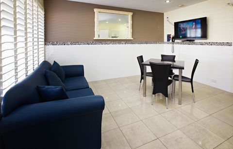 Jesmond Executive Villas - Accommodation Main Beach 20