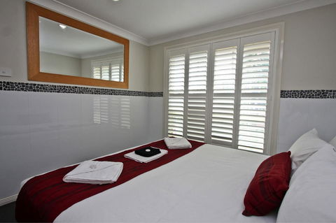 Jesmond Executive Villas - Accommodation Main Beach 10
