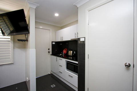 Jesmond Executive Villas - Accommodation Main Beach 39