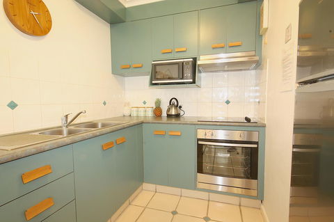 Cossies By The Sea - Accommodation Main Beach 10