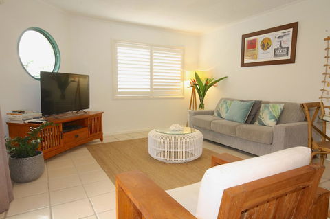 Cossies By The Sea - Accommodation Main Beach 7