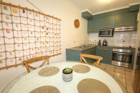 Cossies By The Sea - Accommodation Main Beach 9
