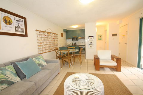 Cossies By The Sea - Accommodation Main Beach 3