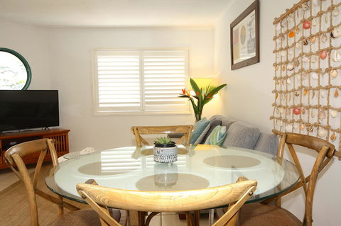 Cossies By The Sea - Accommodation Main Beach 2
