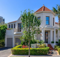 Kensington Self-Contained Modern House 89BROM - Accommodation Main Beach