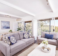 Bright and Spacious Family Home With Leafy Deck - Accommodation Main Beach