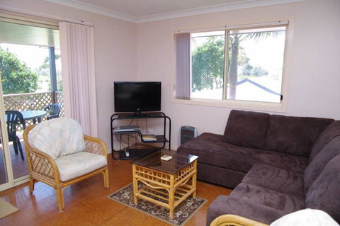 Bellhaven 2, 17 Willow Street - Accommodation Main Beach 1