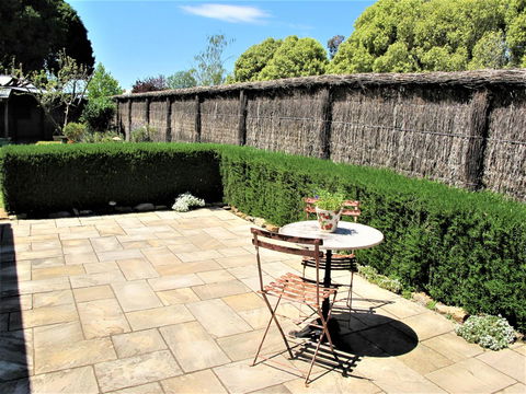 Apple Tree Cottage - Accommodation Main Beach 22