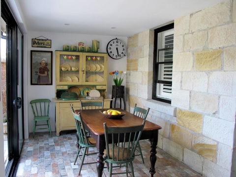 Apple Tree Cottage - Accommodation Main Beach 0