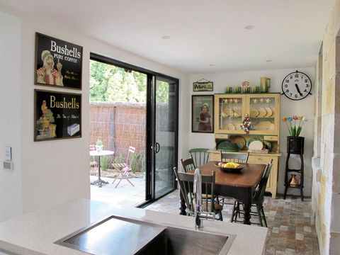 Apple Tree Cottage - Accommodation Main Beach 7