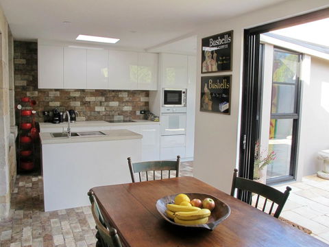 Apple Tree Cottage - Accommodation Main Beach 4