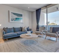 Oceanside Elegance At Superb Home Steps From Sand - Accommodation Main Beach