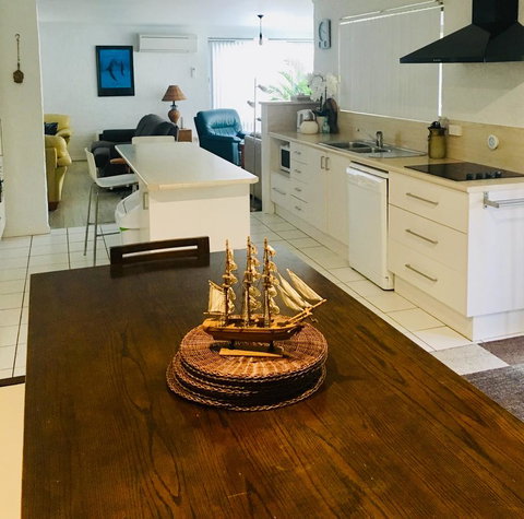 Yigala House - Accommodation Main Beach 11