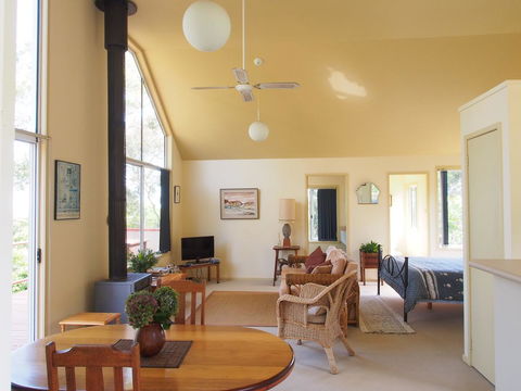 Bundle Hill Cottages - Accommodation Main Beach 6