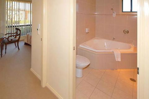 Potters Apartments - Accommodation Main Beach 12