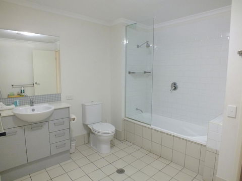 Pacific Marina Apartments - Accommodation Main Beach 5