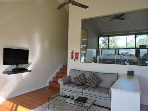 Wine Country Villas - Accommodation Main Beach 18