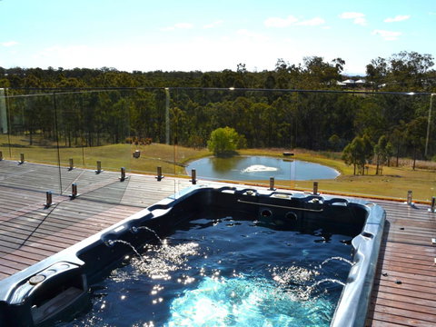 Wine Country Villas - Accommodation Main Beach 9