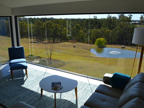 Wine Country Villas - Accommodation Main Beach 1