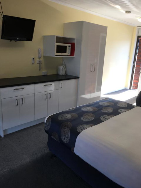 Pelican Motor Inn - Accommodation Main Beach 1