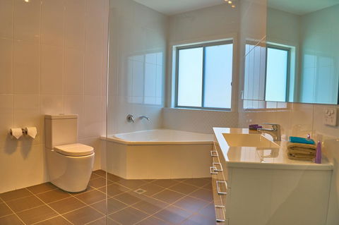 Hunter Oasis - Accommodation Main Beach 27