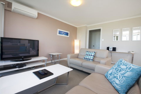 Sails Apartments - Accommodation Main Beach 6