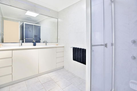 Neptune I Absolute Beachfront I Stunning Views - Accommodation Main Beach 20
