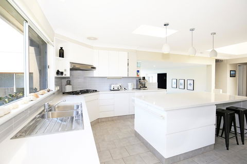 Neptune I Absolute Beachfront I Stunning Views - Accommodation Main Beach 8