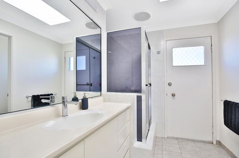 Neptune I Absolute Beachfront I Stunning Views - Accommodation Main Beach 19