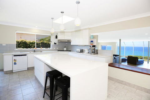 Neptune I Absolute Beachfront I Stunning Views - Accommodation Main Beach 10