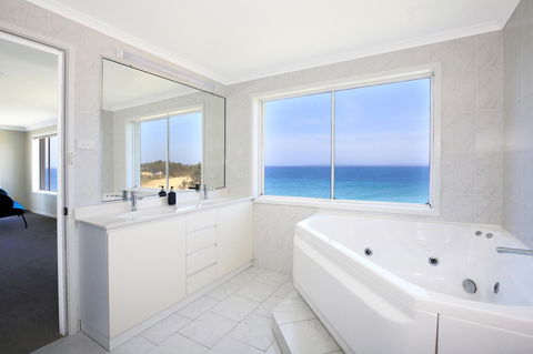 Neptune I Absolute Beachfront I Stunning Views - Accommodation Main Beach 18