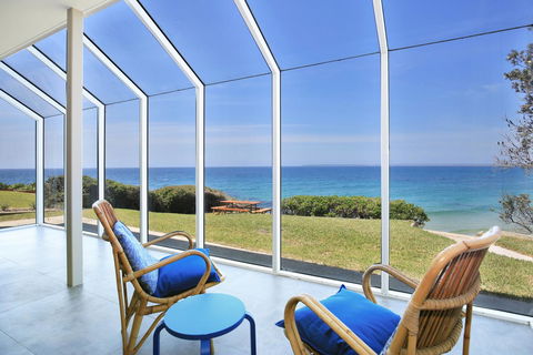 Neptune I Absolute Beachfront I Stunning Views - Accommodation Main Beach 1