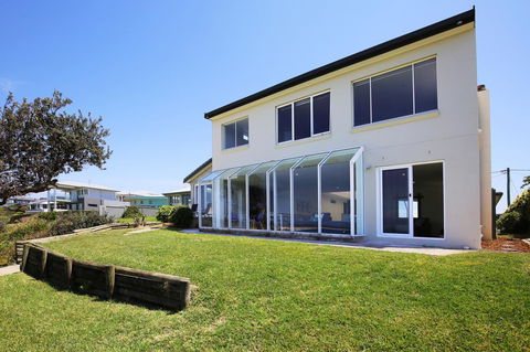Neptune I Absolute Beachfront I Stunning Views - Accommodation Main Beach 26