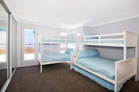 Neptune I Absolute Beachfront I Stunning Views - Accommodation Main Beach 17
