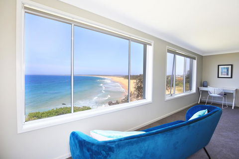 Neptune I Absolute Beachfront I Stunning Views - Accommodation Main Beach 13