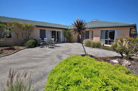 Neptune I Absolute Beachfront I Stunning Views - Accommodation Main Beach 30