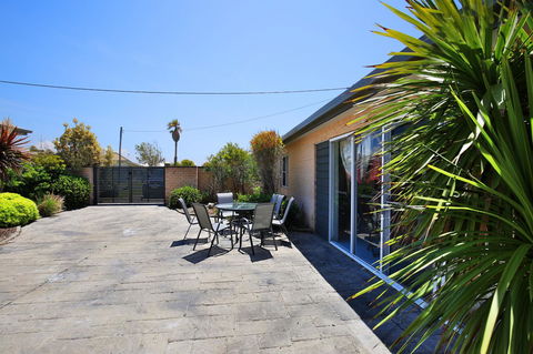Neptune I Absolute Beachfront I Stunning Views - Accommodation Main Beach 28