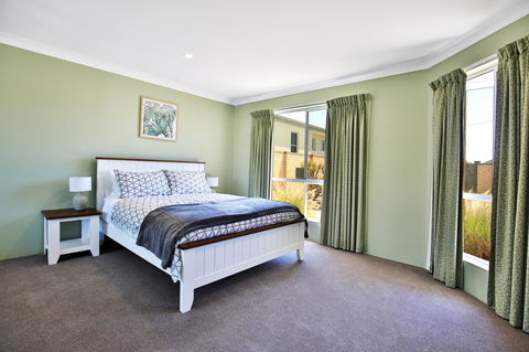 Neptune I Absolute Beachfront I Stunning Views - Accommodation Main Beach 15