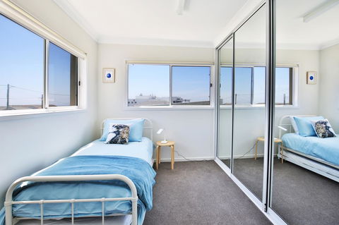 Neptune I Absolute Beachfront I Stunning Views - Accommodation Main Beach 14