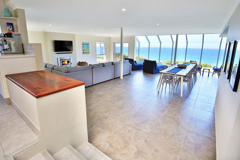 Neptune I Absolute Beachfront I Stunning Views - Accommodation Main Beach 2