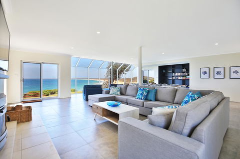 Neptune I Absolute Beachfront I Stunning Views - Accommodation Main Beach 0