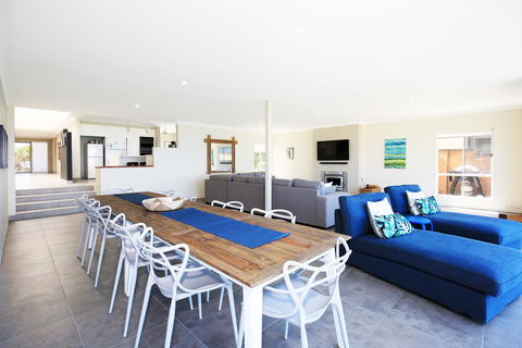 Neptune I Absolute Beachfront I Stunning Views - Accommodation Main Beach 5