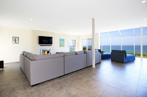 Neptune I Absolute Beachfront I Stunning Views - Accommodation Main Beach 3