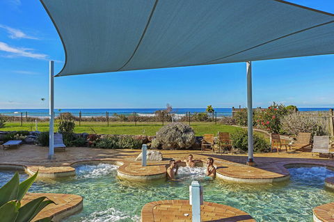Blue Lagoon Beach Resort - Accommodation Main Beach 3