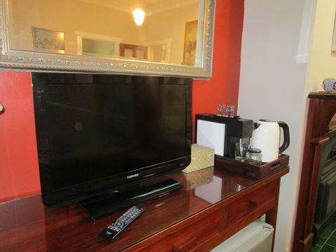 Boot Makers Cottage - Accommodation Main Beach 4