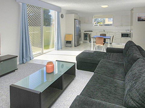 45 Wharf Street - Whole House - Accommodation Main Beach 2