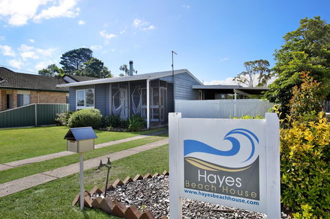 Hayes Beach House I Award Winner I 4 Mins To Beach - Accommodation Main Beach 22