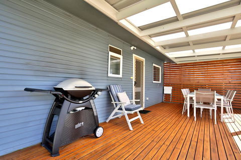 Hayes Beach House I Award Winner I 4 Mins To Beach - Accommodation Main Beach 7