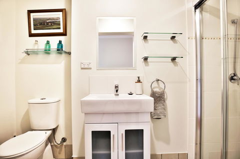 Hayes Beach House I Award Winner I 4 Mins To Beach - Accommodation Main Beach 14